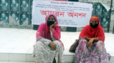 টাকা নিয়েও চাকরি দেননি মেয়র, অনশনে মা-মেয়ে