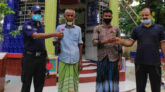 স্বেচ্ছায় আত্মসমর্পণ, আসামীকে হ্যান্ডকাফের বদলে ফুল দিল পুলিশ!