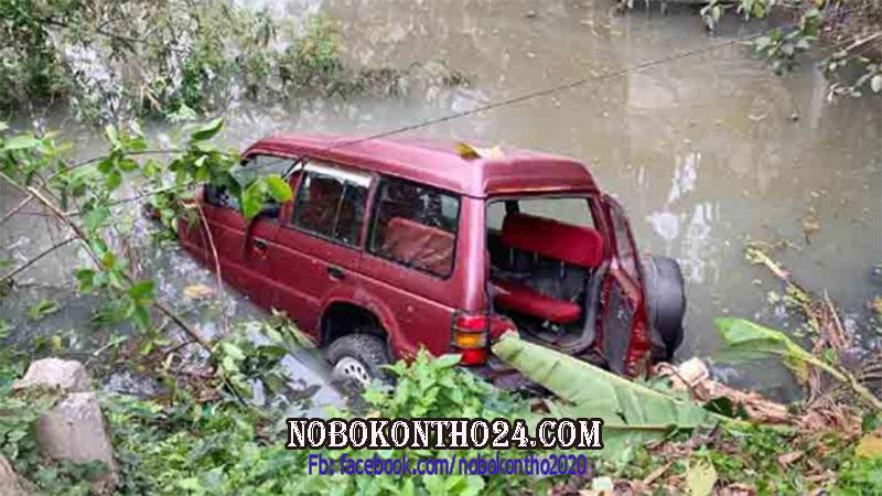 ঝালকাঠীতে নিয়ন্ত্রণ হারিয়ে ইউএনও’র গাড়ি খাদে
