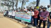 পরীক্ষার স্থগিতাদেশ প্রত্যাহারের দাবিতে ভোলায় মানববন্ধন