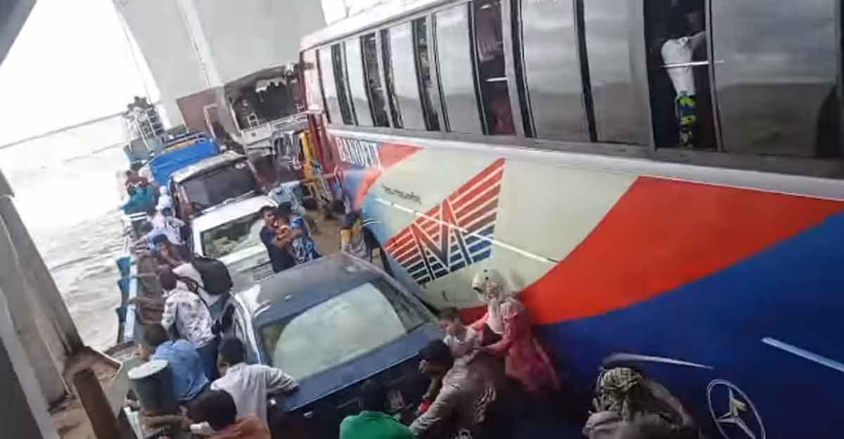 পদ্মা সেতুর পিলারে ফেরির ধাক্কা, আহত ২০ যাত্রী