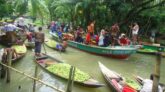 ঝালকাঠিতে ভাসমান পেয়ারার হাটে পর্যটকদের ঢল