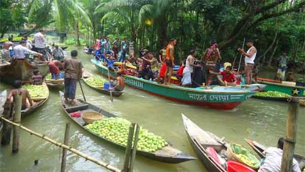 ঝালকাঠিতে ভাসমান পেয়ারার হাটে পর্যটকদের ঢল