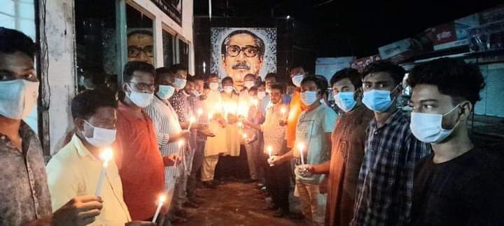 বানারীপাড়ায় শোকাবহ আগষ্ট স্মরণে ছাত্রলীগের মোমবাতি প্রজ্জলন
