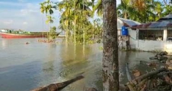 নদীগর্ভে বিলীন হতে চলেছে জৈনপুরী বড় হুজুরের খানকা