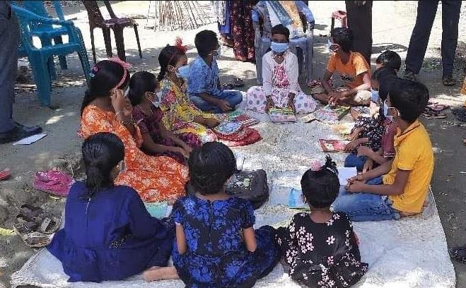 বাবুগঞ্জে শিক্ষার্থীদের রাস্তার উপর পাঠদান!