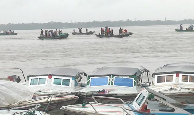 বরিশালে ১৪টি অবৈধ নৌযান আটক, চালকদের জরিমানা