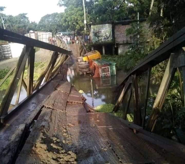 বরিশালে ব্রিজ ভেঙে পাথরবোঝাই ট্রাক খালে, যান চলাচল বন্ধ