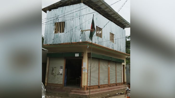 পটুয়াখালীতে বিদ্যালয়ের জমি দখলে, দোকানের ছাদে পাঠদান