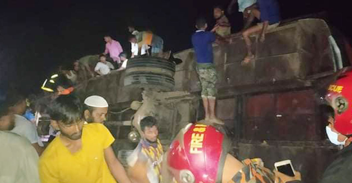 কুয়াকাটায় পর্যটকবাহী বাস নিয়ন্ত্রণ হারিয়ে খালে, ১৩ যাত্রী আহত