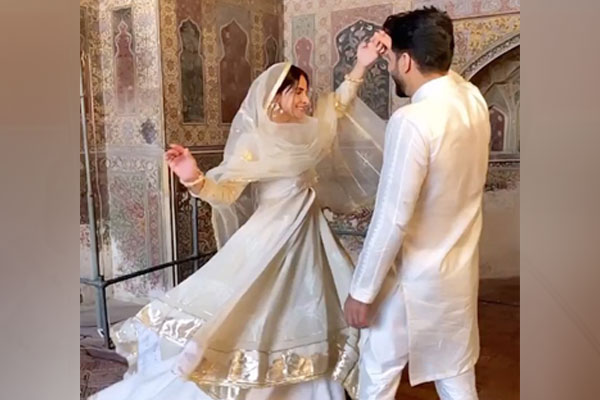মসজিদে শুটিং : নায়িকার বিরুদ্ধে গ্রেফতারি পরোয়ানা