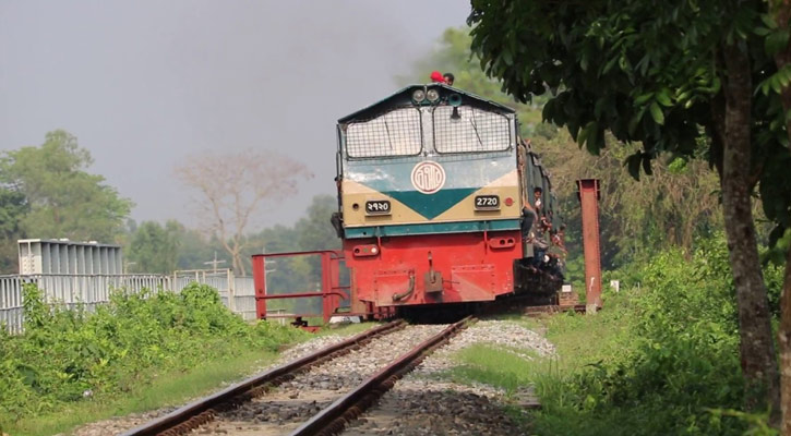 ট্রেনের ছাদে যাত্রী নেওয়া যাবে না : হাইকোর্ট