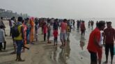 কুয়াকাটা সৈকতে স্বাস্থ্যবিধির বালাই নেই
