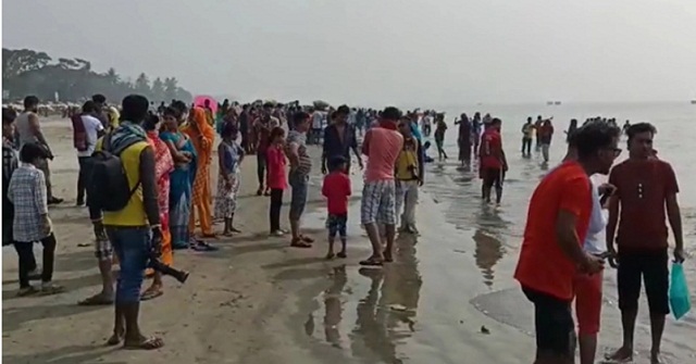 কুয়াকাটা সৈকতে স্বাস্থ্যবিধির বালাই নেই