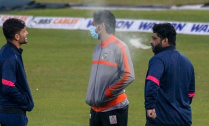মাঠের ভেতরেই শেহজাদের ধূমপান!