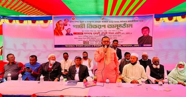 লালমোহনে জেলেদের মাঝে গাভী বিতরণ