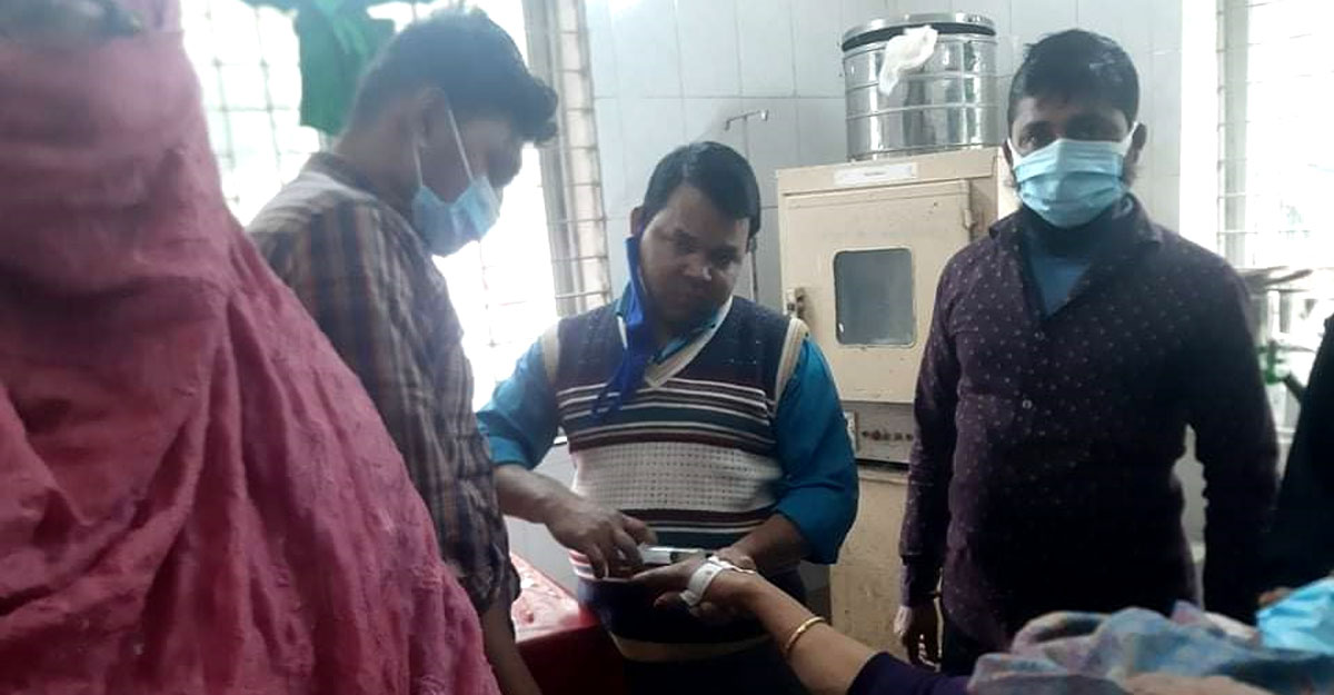 ভোলায় সদর হাসপাতালে পরিচ্ছন্নতাকর্মী দিচ্ছেন ইনজেকশন