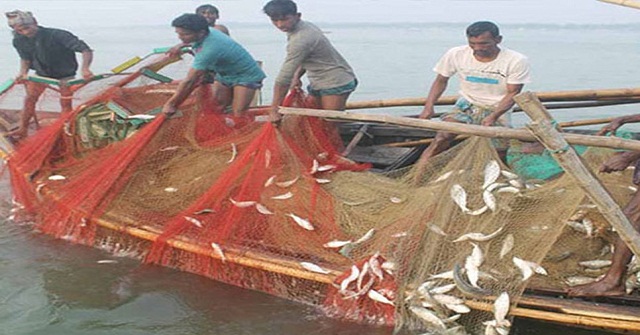 মধ্যরাত থেকে দুই মাস মাছ ধরা নিষিদ্ধ