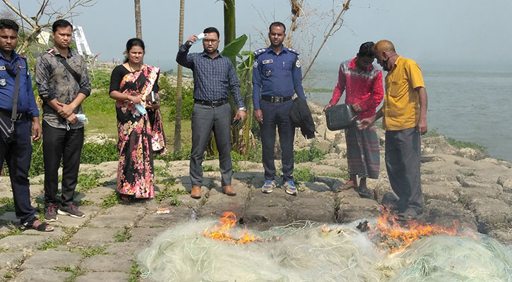 ভোলায় ইলিশ ধরায় ১২ জেলের জরিমানা