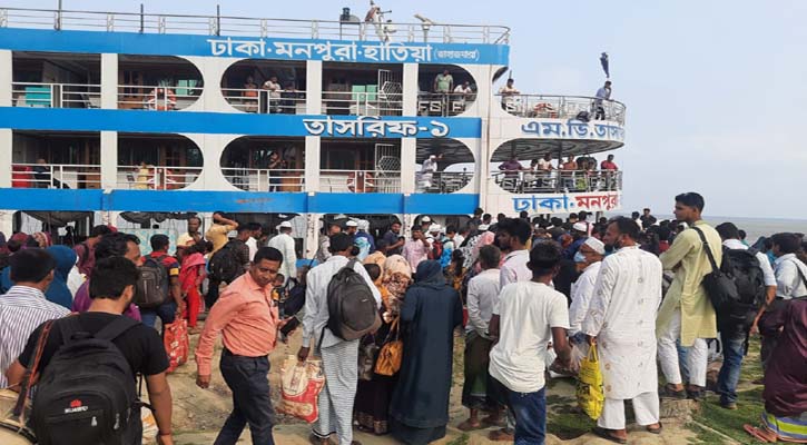পন্টুনবিহীন ঘাটে যাত্রীদের ঝুঁকি নিয়ে লঞ্চে ওঠা-নামা