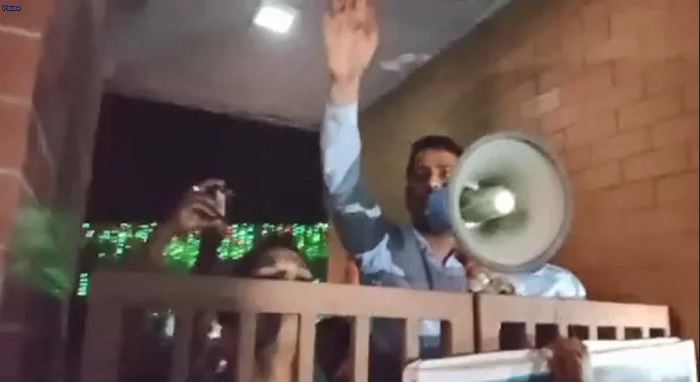 প্রাইভেট কারে আসামি আসলেন থানায়, বক্তব্য দিলেন হ্যান্ডমাইকে