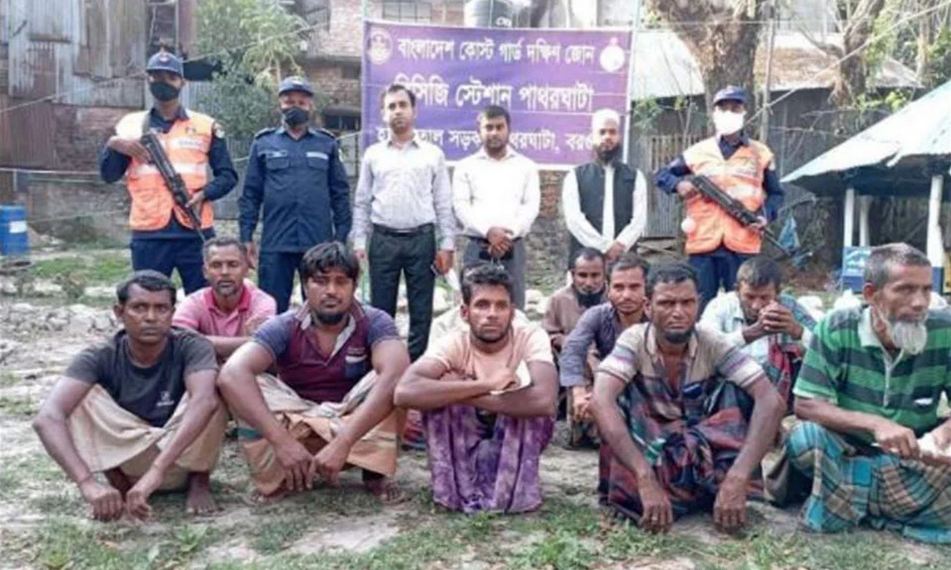 নিষিদ্ধ জাল দিয়ে মাছ ধরায় বরগুনায় ১১ জেলে আটক
