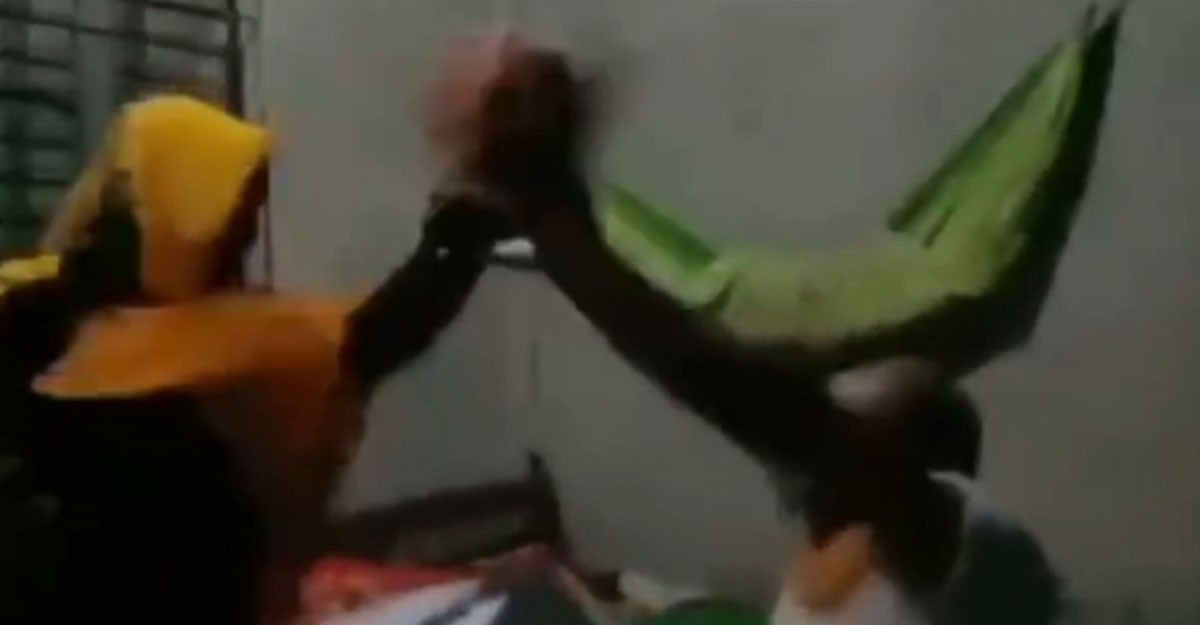 বরগুনায় আ.লীগ নেতাকে নারীর জুতাপেটা