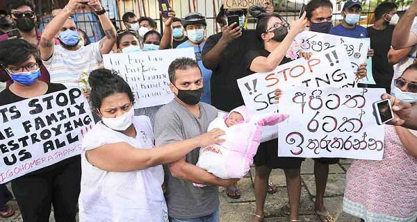 ২৬ মন্ত্রীর পদত্যাগে আরও সঙ্কটে শ্রীলঙ্কা