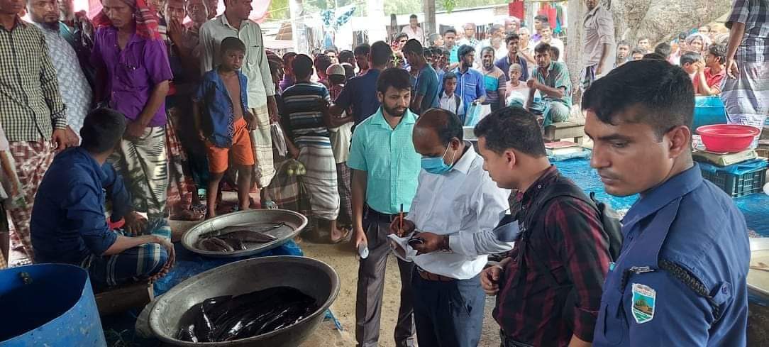 সাপাহারে দ্রব্যমূল্যের ঊর্ধ্বগতি ঠেকাতে মোবাইল কোর্ট পরিচালনা