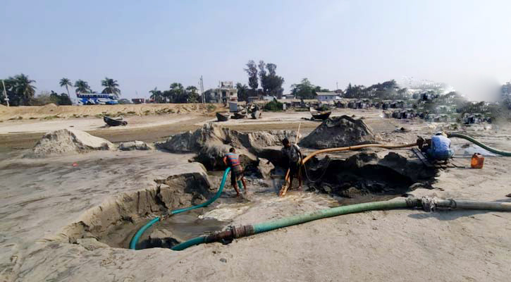 সৈকত রক্ষার নামে কুয়াকাটায় চলছে সাগর চুরি!