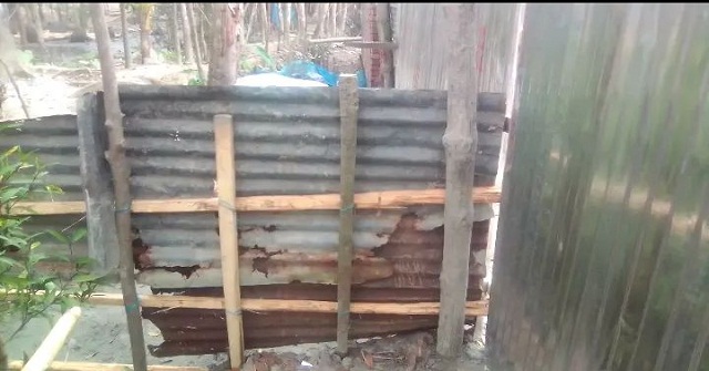 কাঠালিয়ায় ঘর চাওয়ায় বাঁশের বেড়ায় গৃহবন্দী ৩ পরিবার