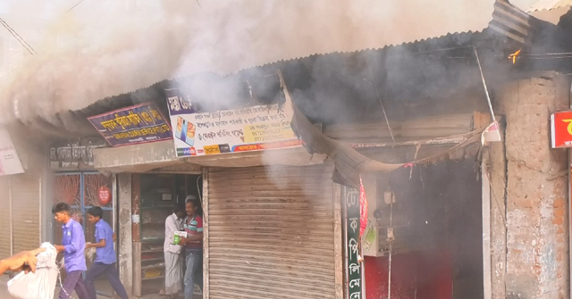 পাথরঘাটায় তিনটি দোকান পুড়ে ছাই, অর্ধ কোটি টাকার ক্ষতি