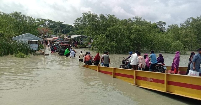 বরগুনায় জোয়ারে পানিতে ফেরি চলাচল বন্ধ