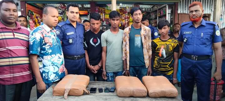 মেহেন্দিগঞ্জে ১২ কেজি গাঁজাসহ আটক ৪