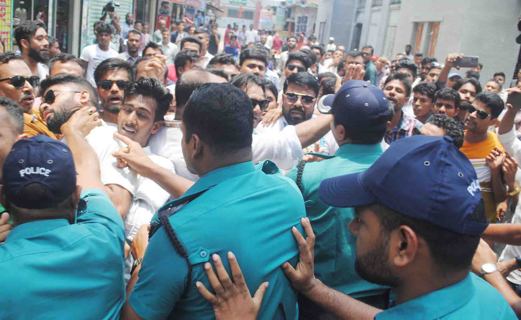 বরিশালে পুলিশি বাধায় বিএনপির-ছাত্রদলের মিছিল পন্ড