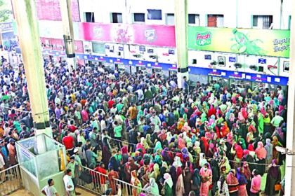 ‘ছয় হাজার টিকিটের জন্য দুই লাখ মানুষের লাইন’