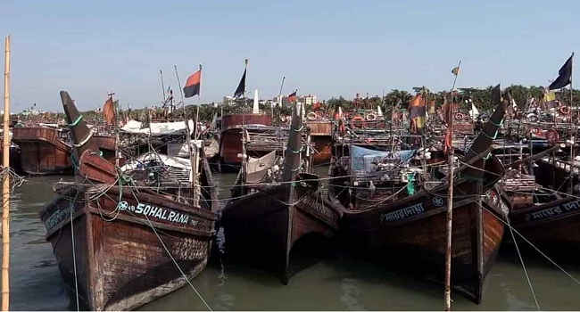 মধ্যরাতে সাগরে যেতে প্রস্তুত রাঙ্গাবালীর হাজারো জেলে