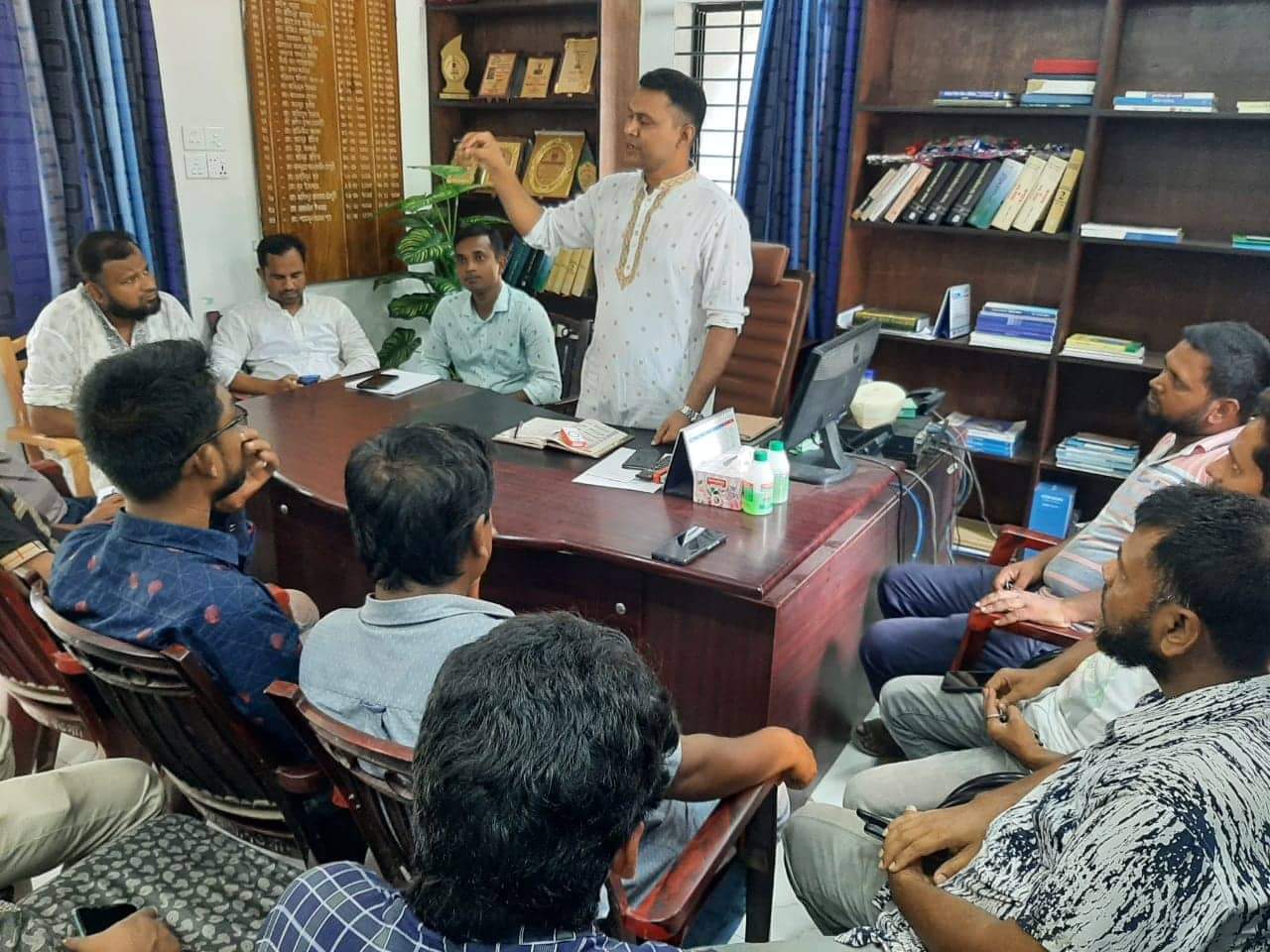 সাপাহারে সাংবাদিকদের সাথে নবাগত ওসির মতবিনিময় সভা