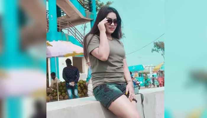 মডেলের ঝুলন্ত মরদেহ উদ্ধার, ছেলেবন্ধু আটক