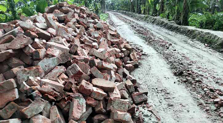নাজিরপুরে সড়ক নির্মাণে ব্যবহার হচ্ছে ভবনের পুরোনো ইট