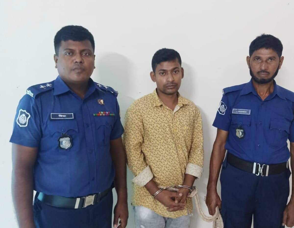 ভান্ডারিয়ায় গৃহবধূকে শ্লীলতাহানী, যুবককে গ্রেফতার করলেন এস.আই.জিয়া