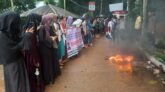 দুমকিতে কলেজ অধ্যক্ষের অপসারণ দাবিতে শিক্ষার্থীদের বিক্ষোভ