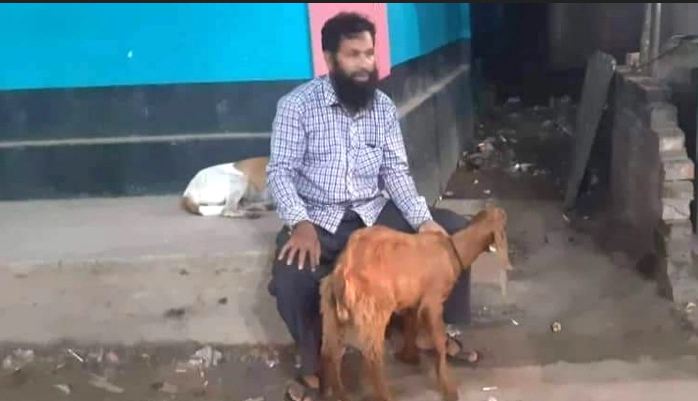 বিচার চাইতে ছাগল নিয়ে থানায় খামারি!