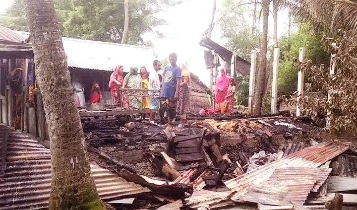 রাঙ্গাবালীতে অগ্নিকান্ডে ১টি পরিবারের ঘর পুড়ে ছাই