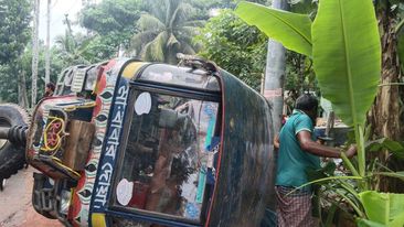 কালিয়ায় ট্রলি উল্টে কিশোরের মৃত্যু!
