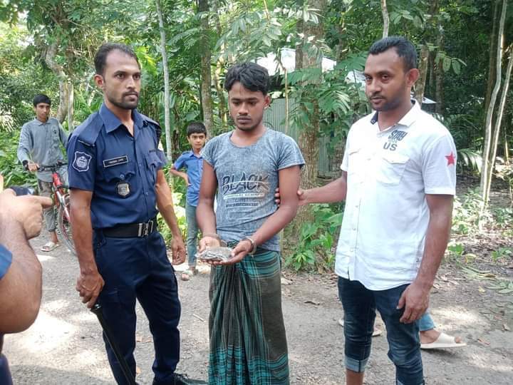 ঝালকাঠিতে গাজাসহ যুবককে পুলিশে দিল ইউপি সদস্য