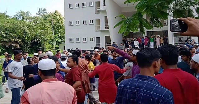 নামাজ শেষে ছাত্রলীগ নেতাকর্মীদের মধ্যে হাতাহাতি