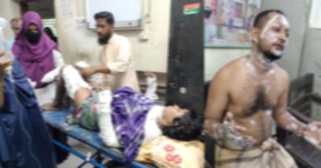 পটুয়াখালীতে স্ত্রীকে বাঁচাতে গিয়ে আগুনে দগ্ধ স্বামী