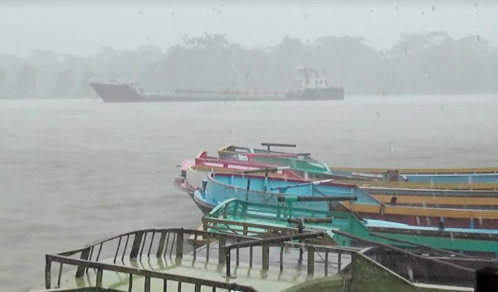 বৈরী আবহাওয়া, বৃষ্টি ও জোয়ারে প্লাবিত ঝালকাঠি