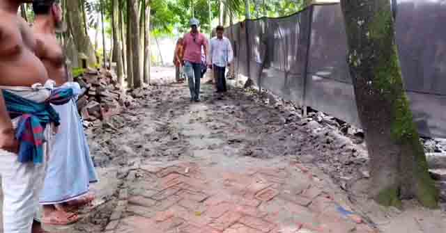 ঝালকাঠিতে রাতের আঁধারে নতুন রাস্তা কেটে ফেলেছে দুর্বৃত্তরা